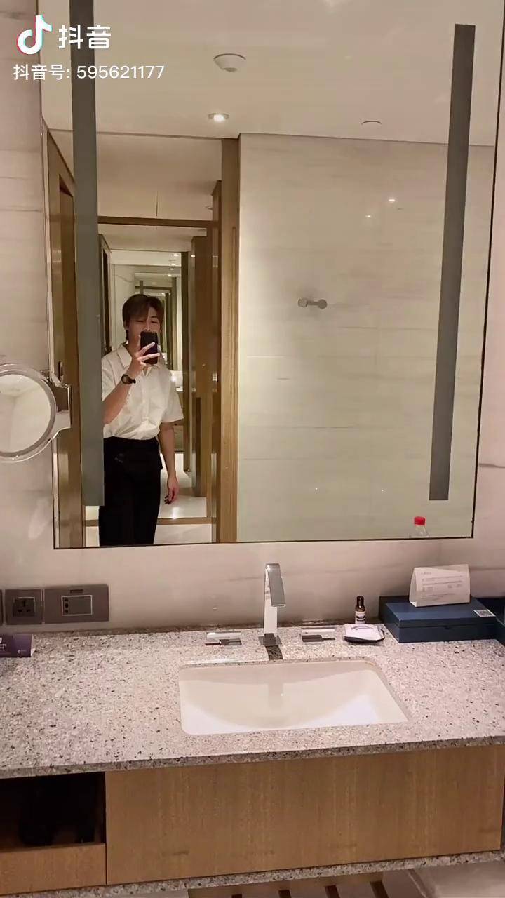 对镜拍镜子里的我下雨天看到你们心情有变好哦