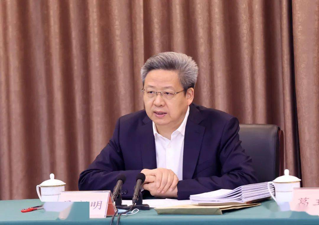 28日上午,市委副书记,市长吴新明主持召开十六届市政府第二次常务会议