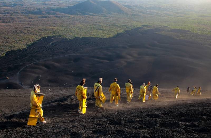 游客|组图：火山滑板，高速冲过温热的火山灰，世界上最酷的运动