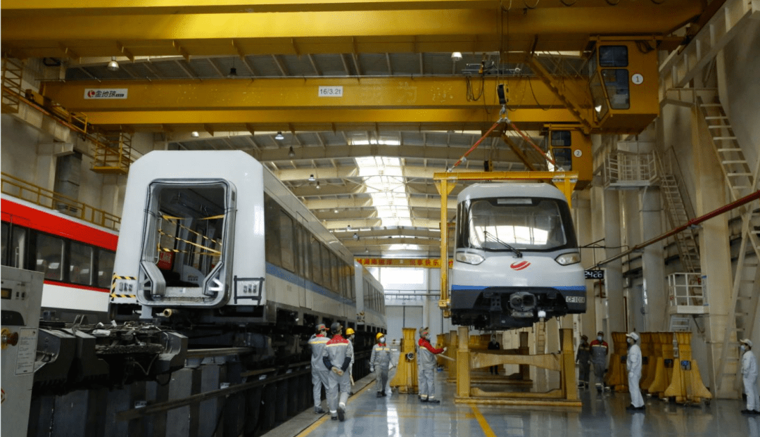 3月29日上午,长沙磁浮快线首列车均衡架修在磁浮车辆段正式启动,这是