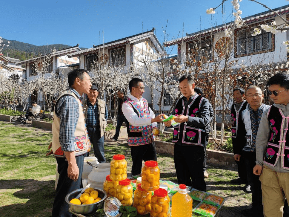 "在楚雄州大姚县昙华乡彝族插花节的现场,笔者身穿的本地民族服饰吸引