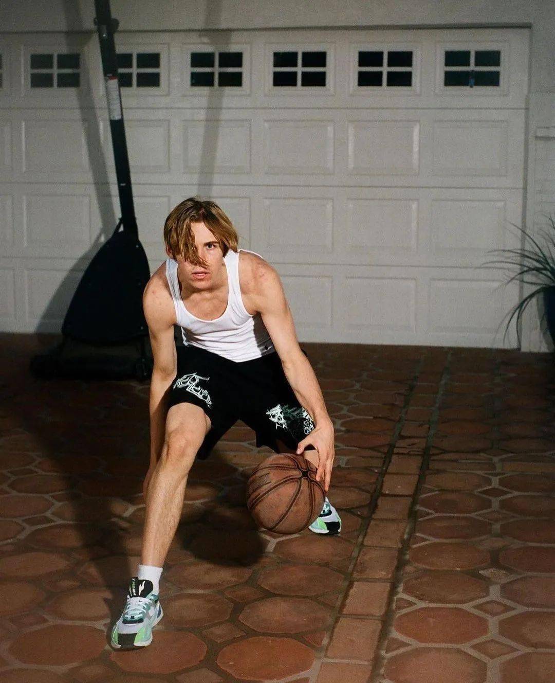 thekidlaroi登上澳大利亚版vogue封面