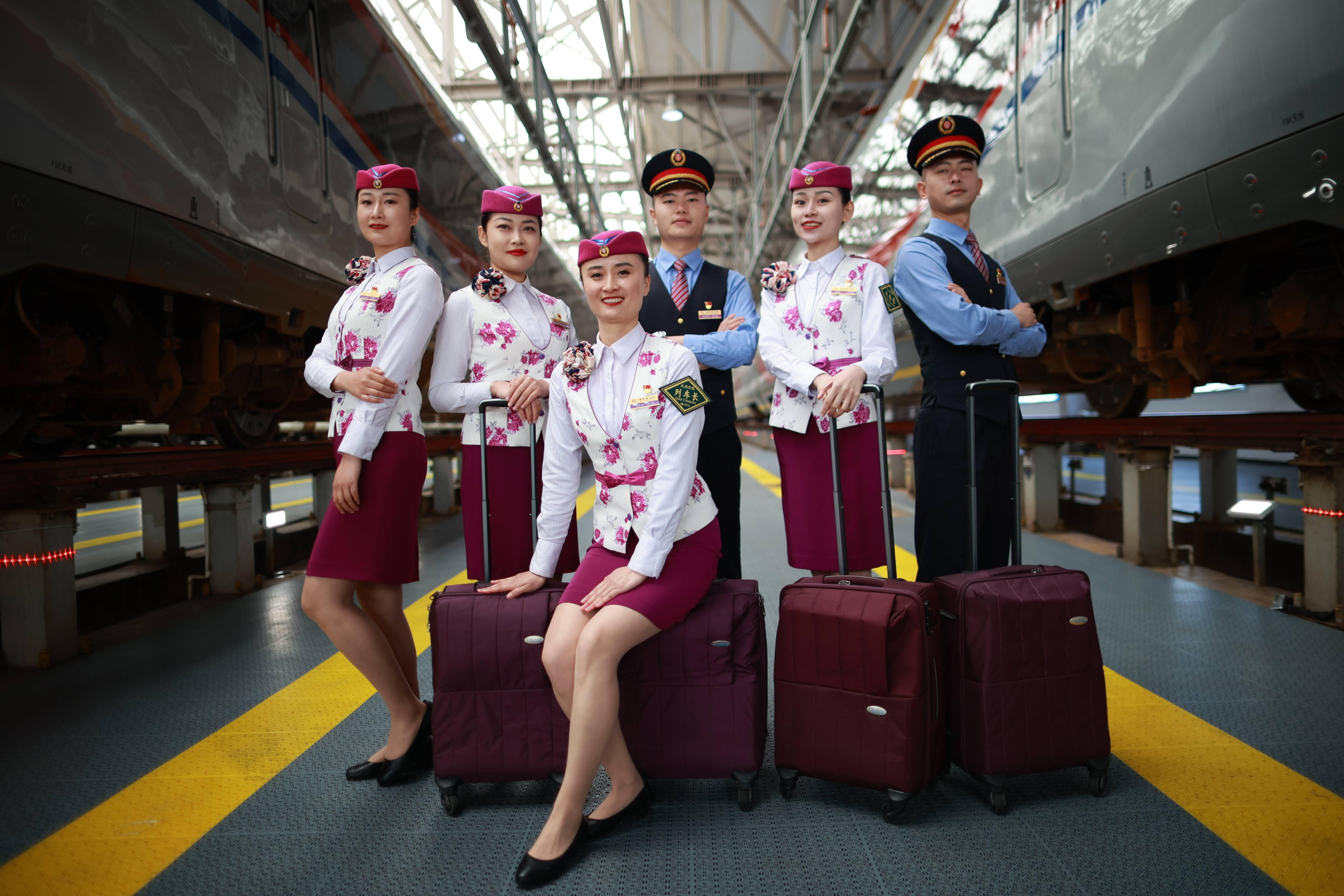 刘续 摄当日,担任新建贵阳环线铁路首发列车值乘工作的司机,乘务员,随