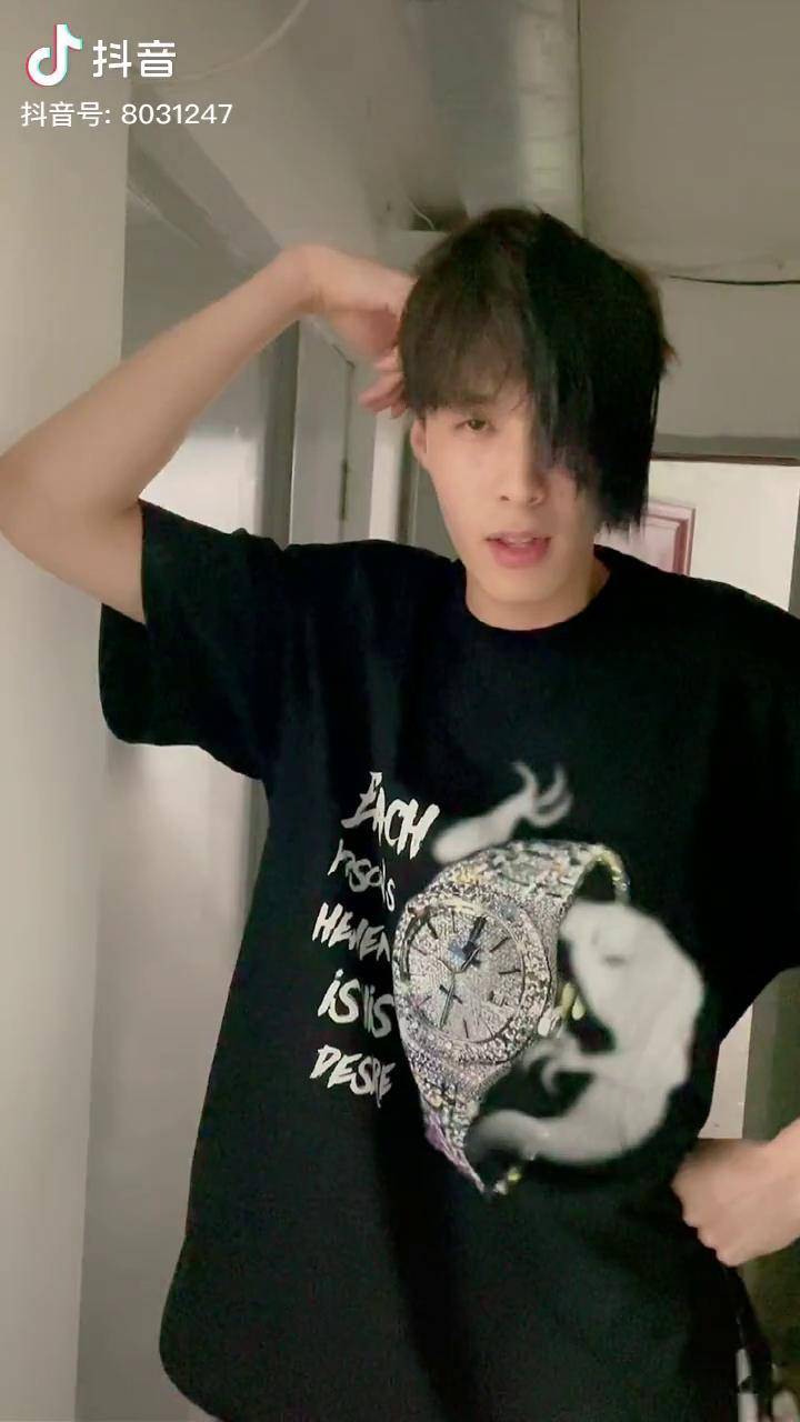 今天是杀马特皇族的一天身高198