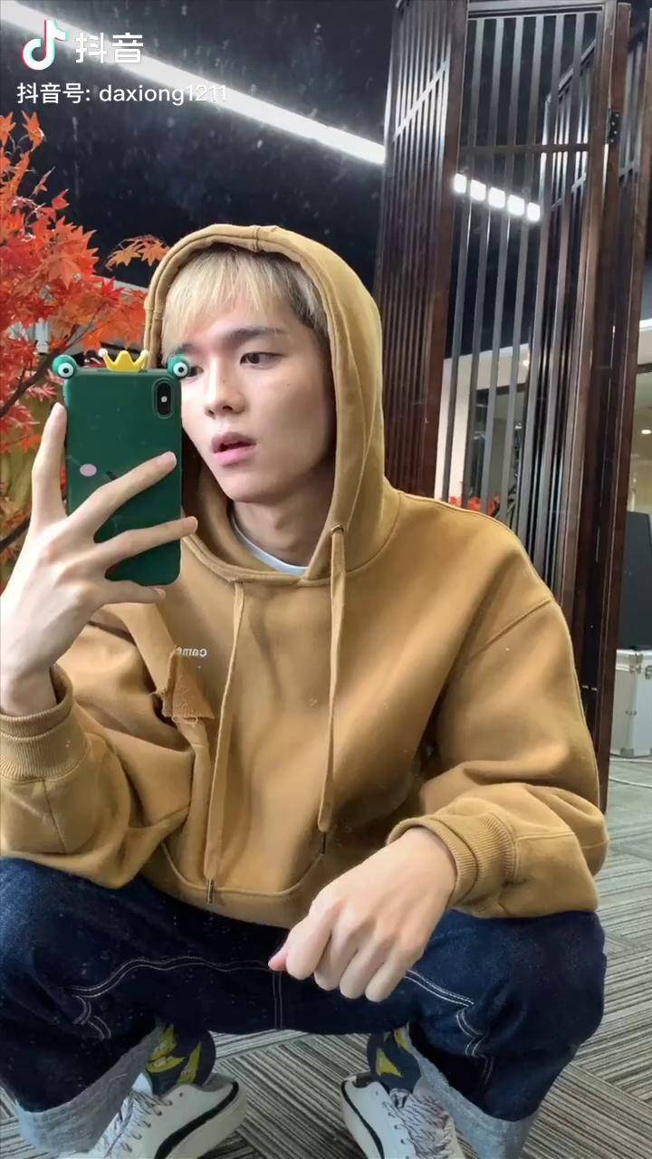 omega男孩万圣节成年人都是过期的小朋友