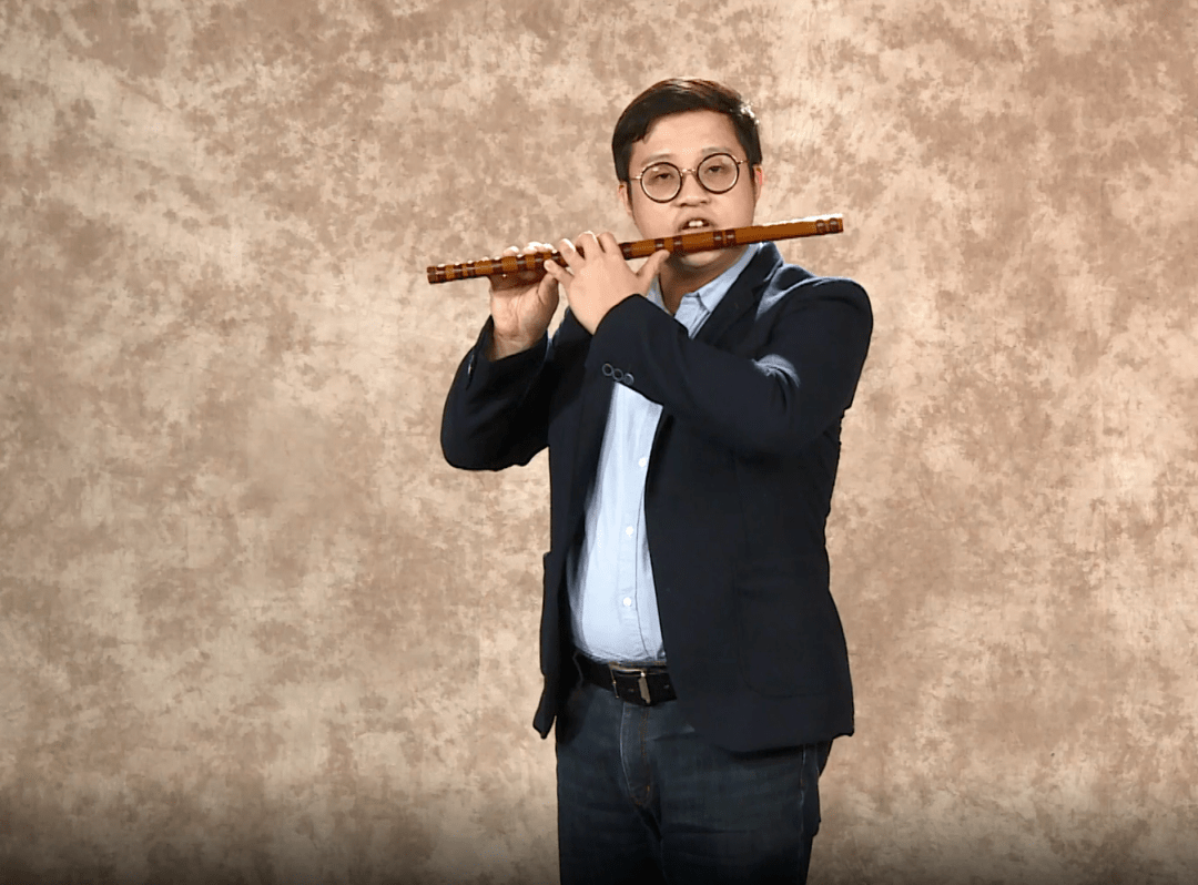 演奏姿势笛子的演奏由于技巧,地域的关系,简单形成两大流派,一为南派