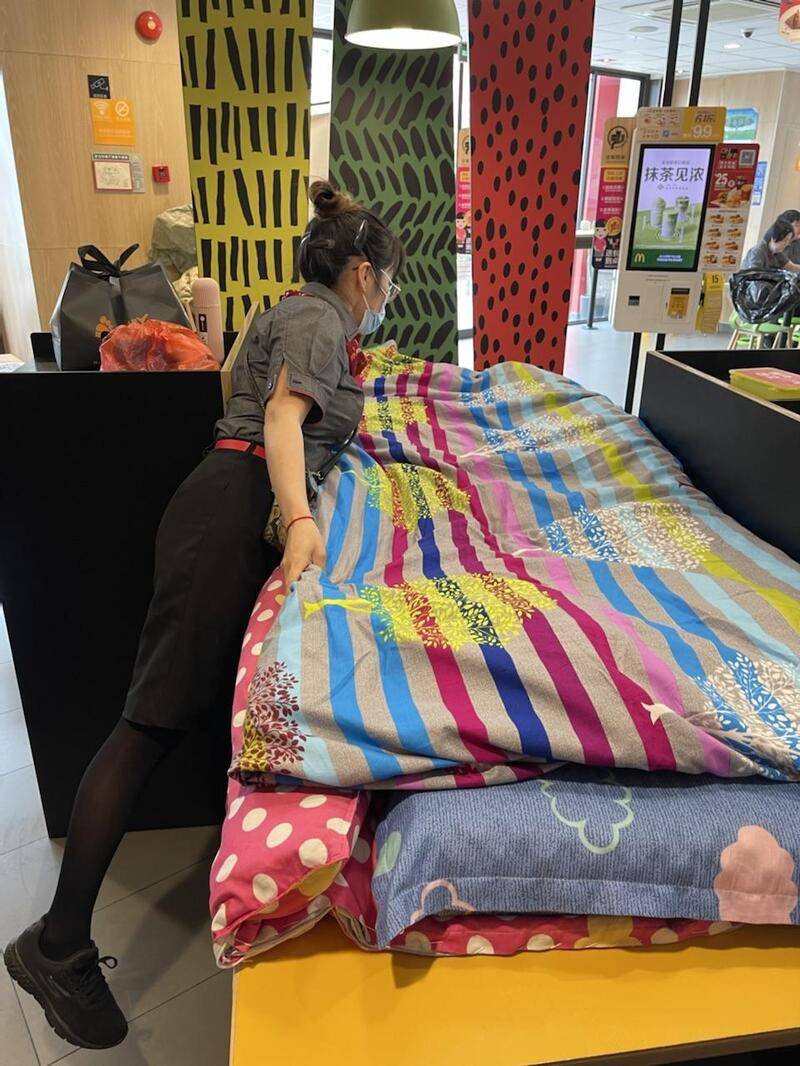 外送员邢祥龙是麦当劳五星路得来速餐厅的外送员,他和父亲邢永军一道