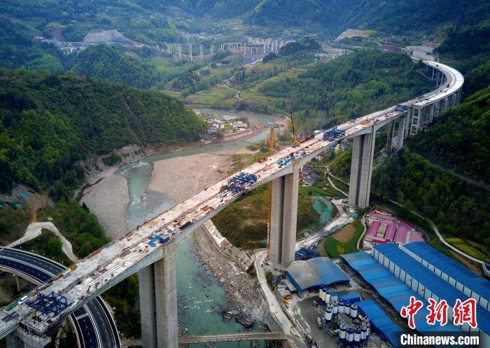 四川九寨沟至绵阳高速建设提速 平武涪江特大桥主桥顺利合龙_成都