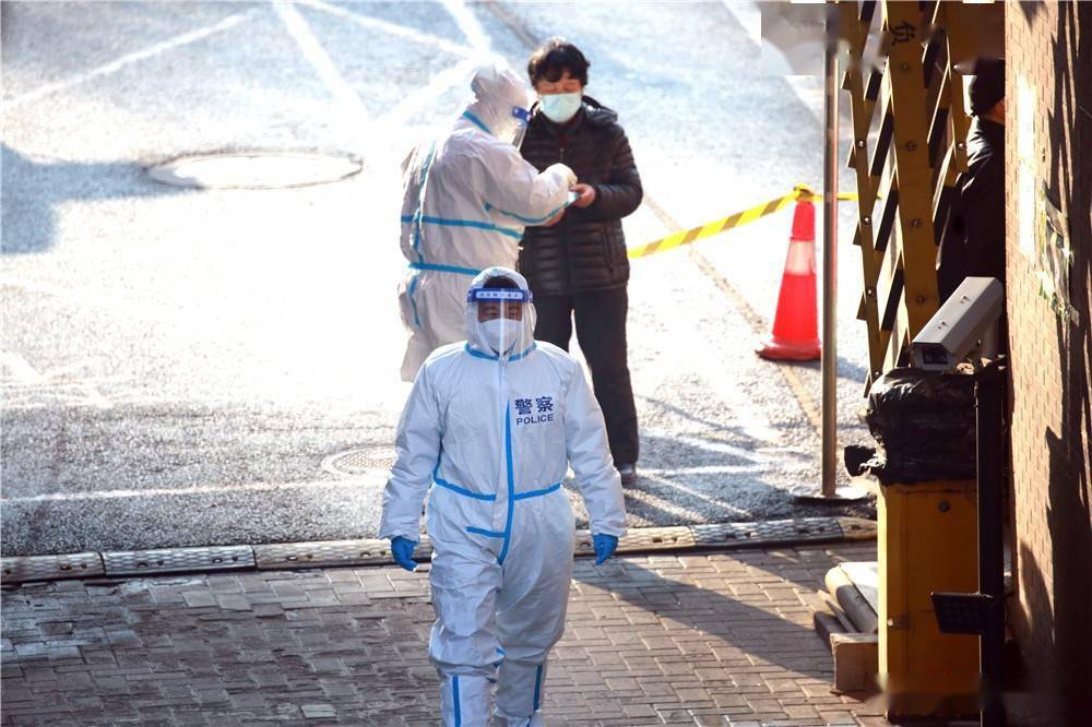 沈阳抗疫镜头民警护航居民核酸检测