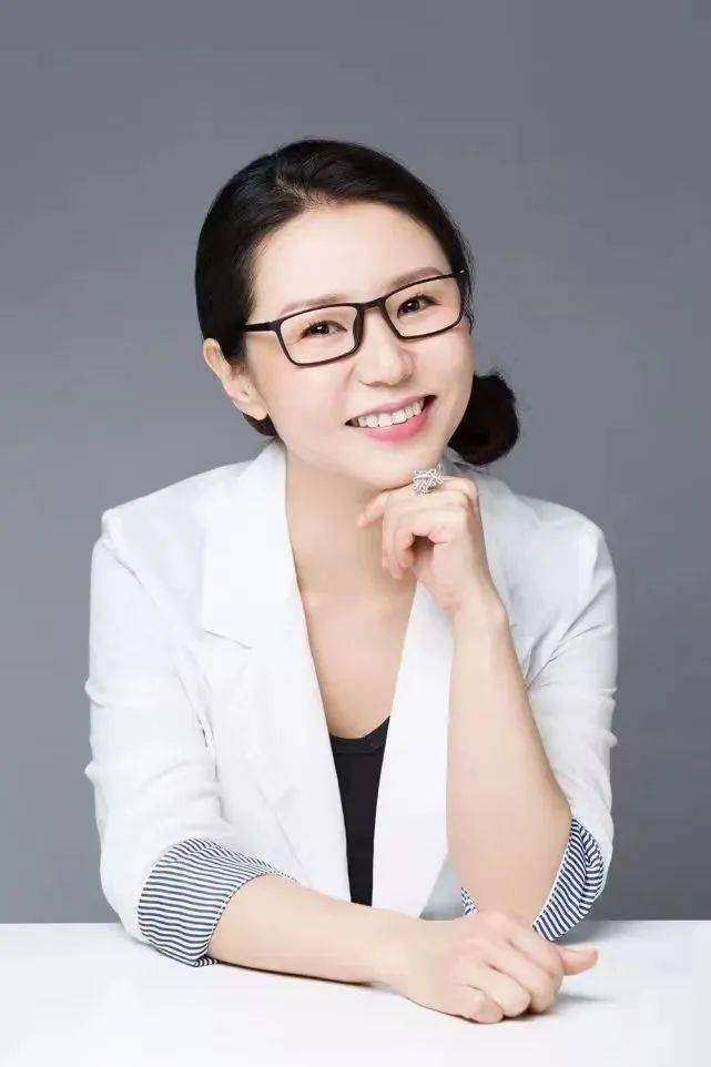 重庆广电集团(总台)广播都市频率记者,主持人孙爽从事新闻工作20余年.