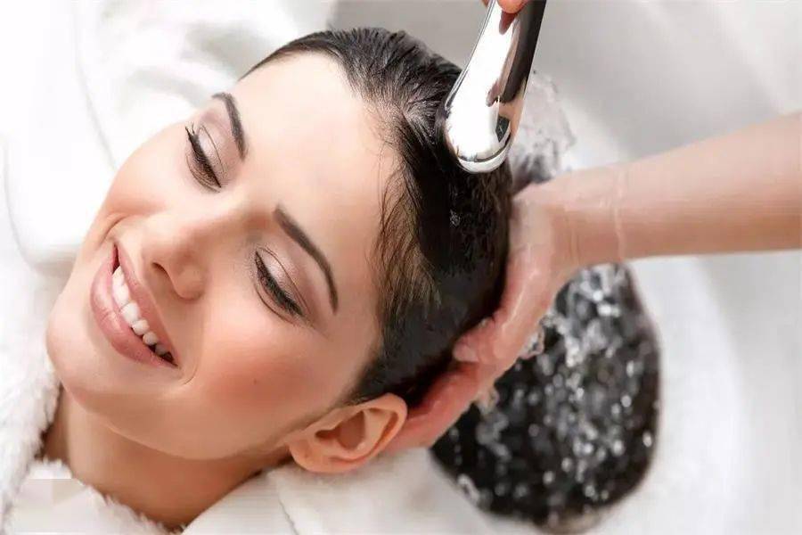 凉水洗头是最刺激头皮的,可能导致脱发,太热的水洗头也会伤害毛囊
