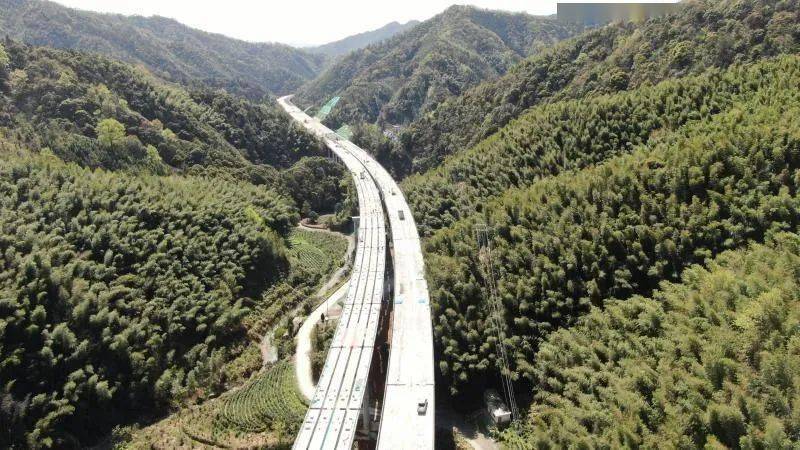 离通车又近啦池祁高速石台至祁门段主线双幅贯通