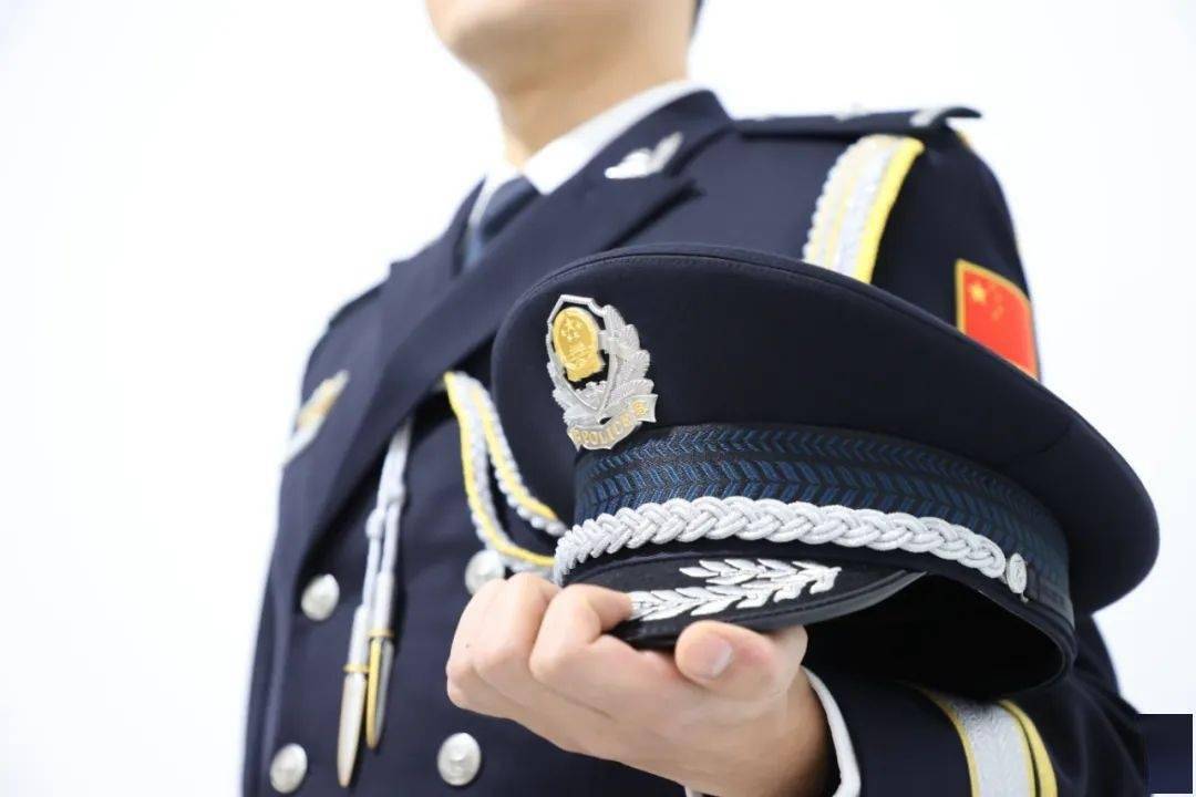 "一身警服,一生荣耀",警服是从警者心底最珍贵的收藏,它体现着警察