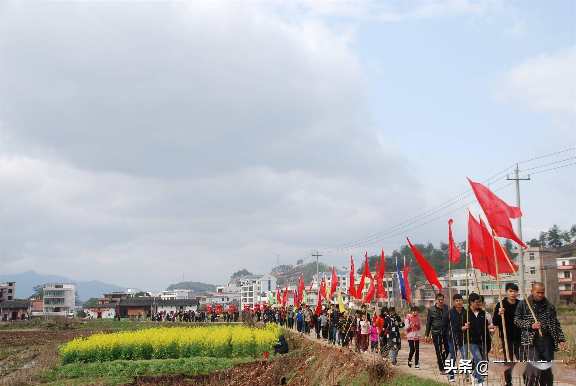 你有没有见过农村这样的习俗吗于都新陂孙氏三太公洋灯