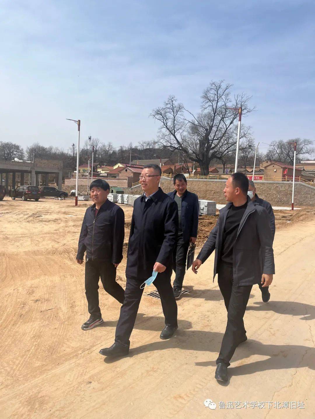 3月30日,武乡县副县长史小兵带队农业观摩团来到前方鲁迅艺术学校下北