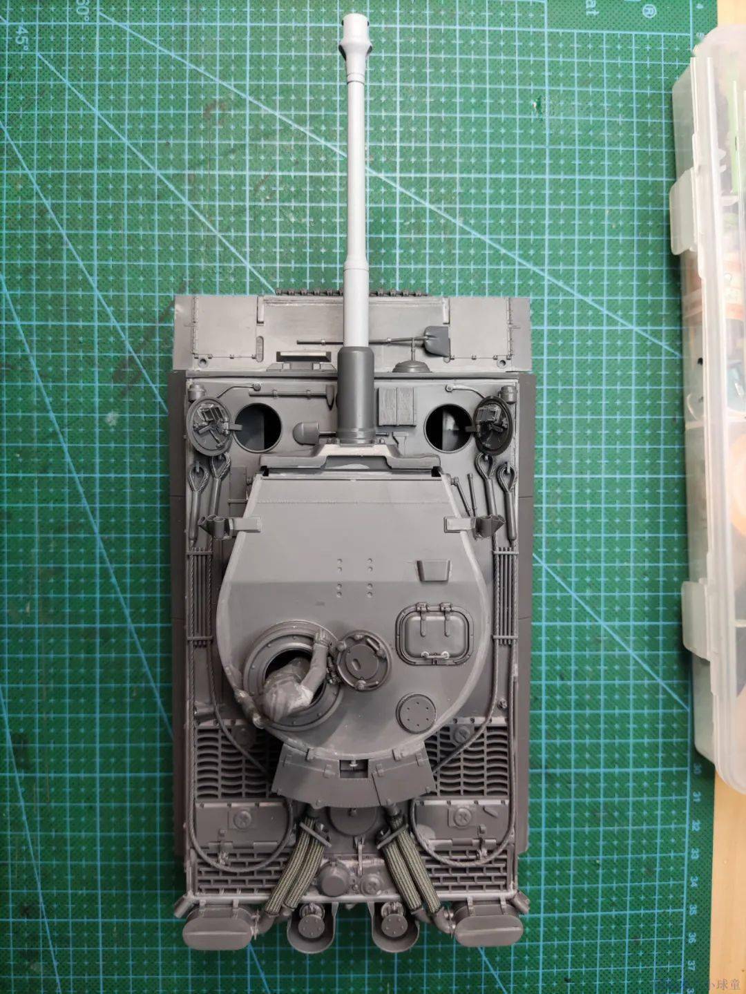 高光喷涂后灯光下效果贴水贴纸手涂随车工具旧化土 场景泥 田宫水性漆