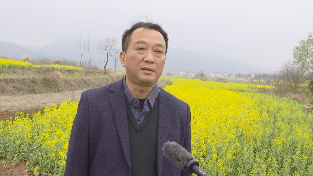 【孝感乡社区居民 李成斌】以前河堤上到处都是白色垃圾,池塘水质特别