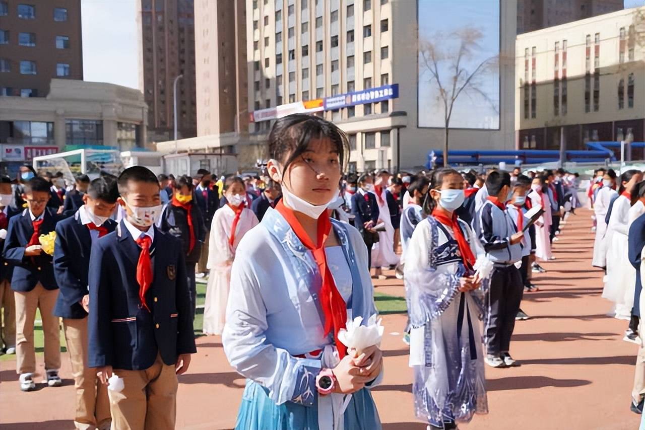 4月1日,银川市兴庆区唐徕回民小学,同学们手持自己制作的纸菊花正在