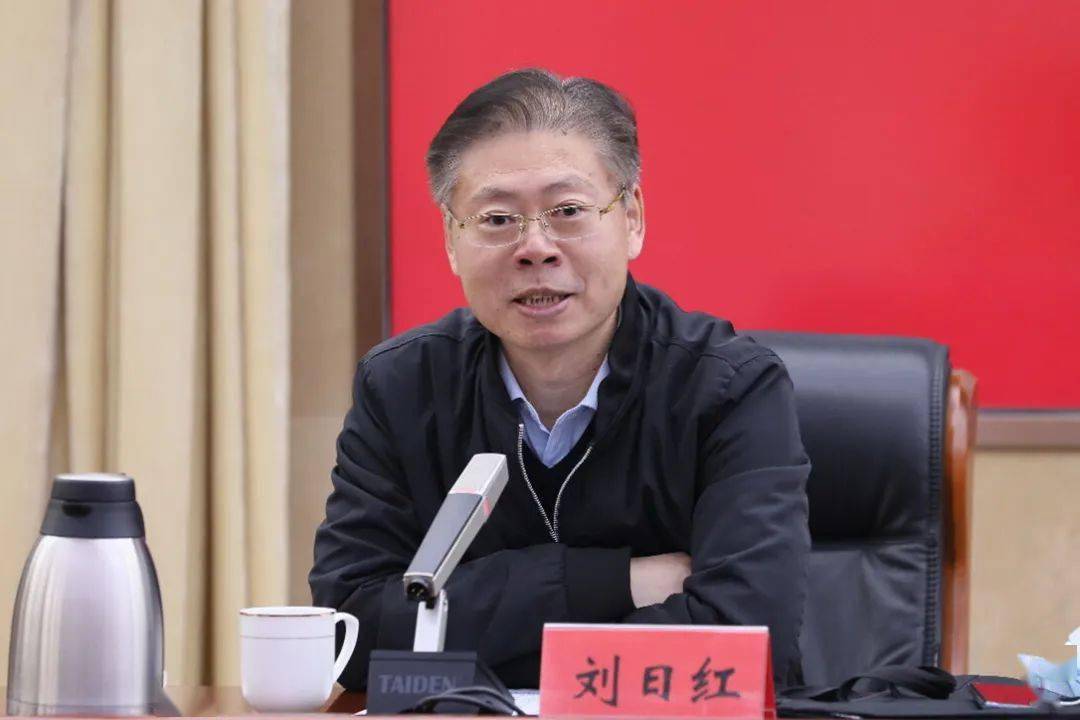 区委理论学习中心组围绕全国两会报告解读及当前经济金