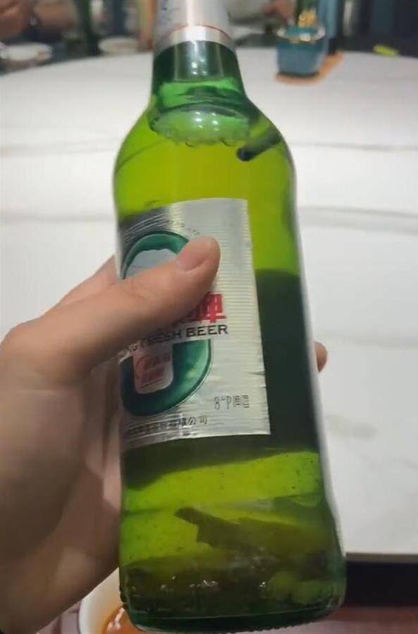 未開蓋啤酒瓶中混有多個菸頭廠家請拿酒來檢測