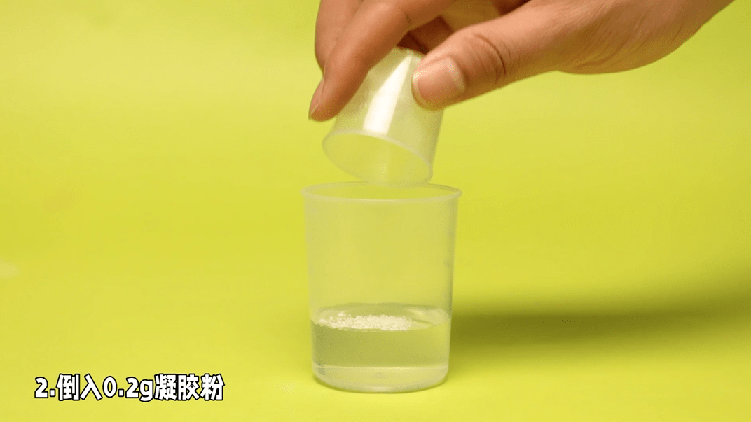 盖子继续摇晃均匀之后洗手液就算做好啦免洗洗手液通常由水,酒精,凝胶