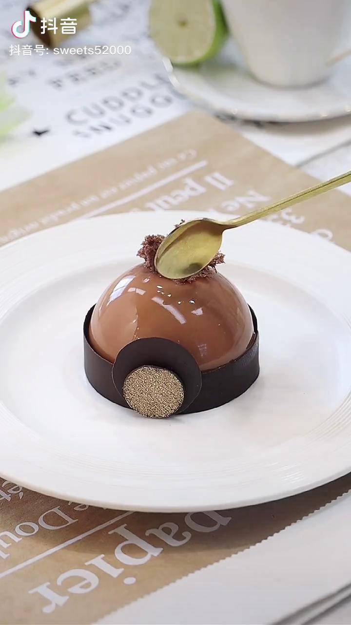 美食治愈系焦糖淋面慕斯味道绝绝子唇动就心动新学期向光成长甜品蛋糕