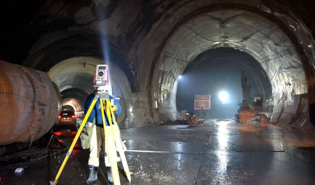 央视关注成昆铁路复线最难隧道顺利贯通