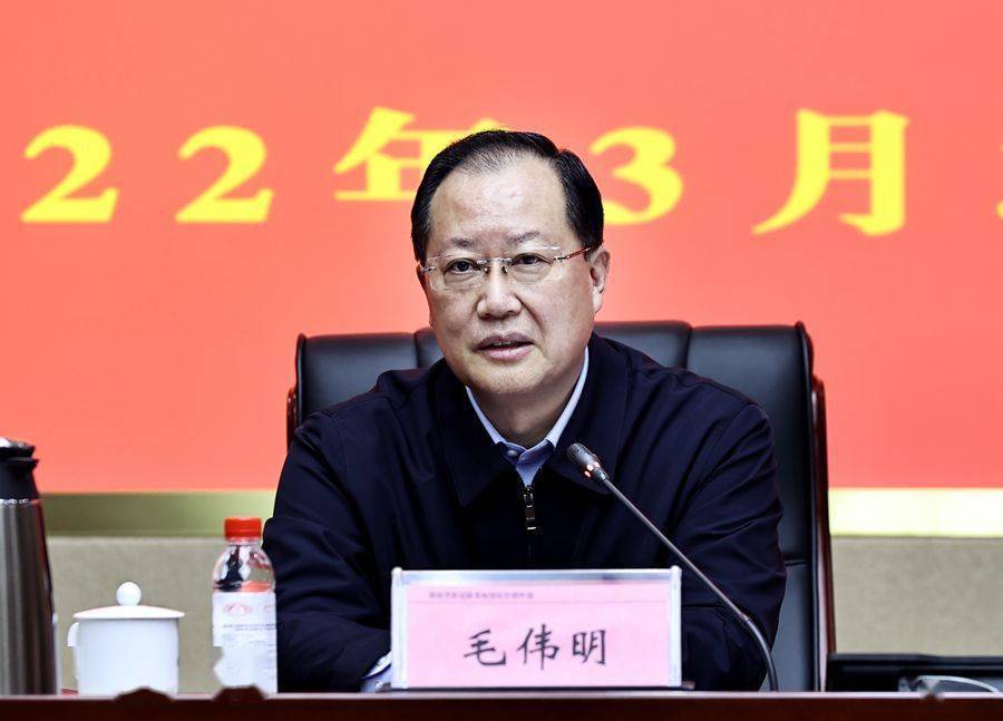 3月31日晚,省委副书记,省长毛伟明赴省疫情防控指挥部,主持召开工作