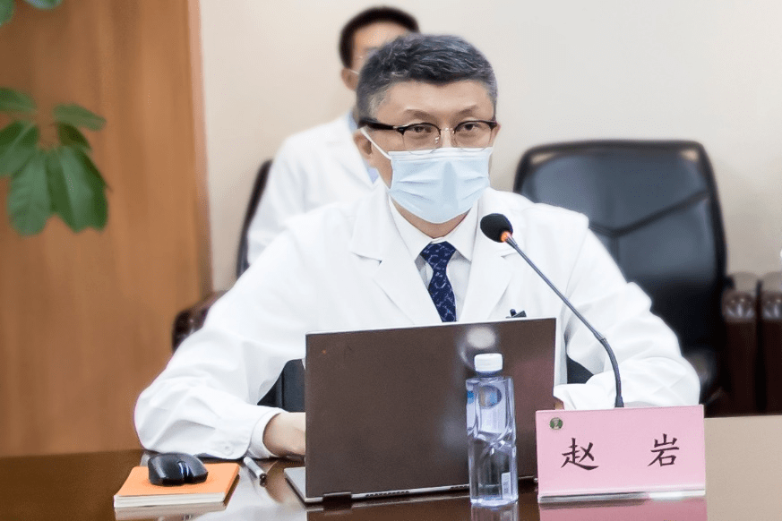 辽宁省肿瘤医院副院长赵岩做汇报会上,天津市肿瘤医院副院长张晓亮