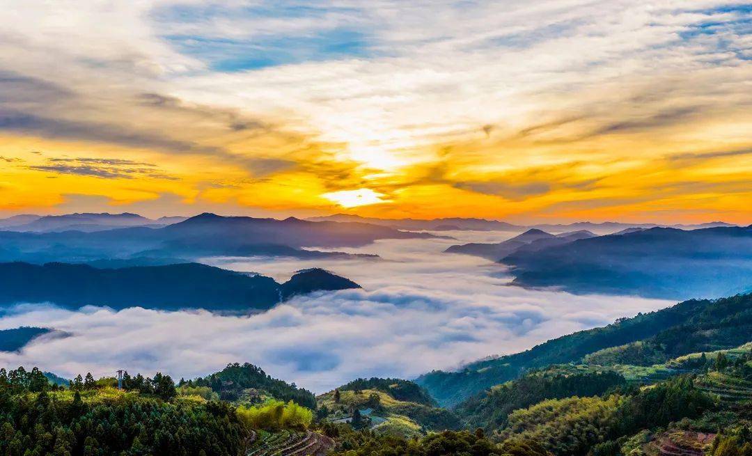 氣勢磅礴將峽谷山川籠罩在海面雲光之下火紅霞光噴薄而出自雲海中冉冉