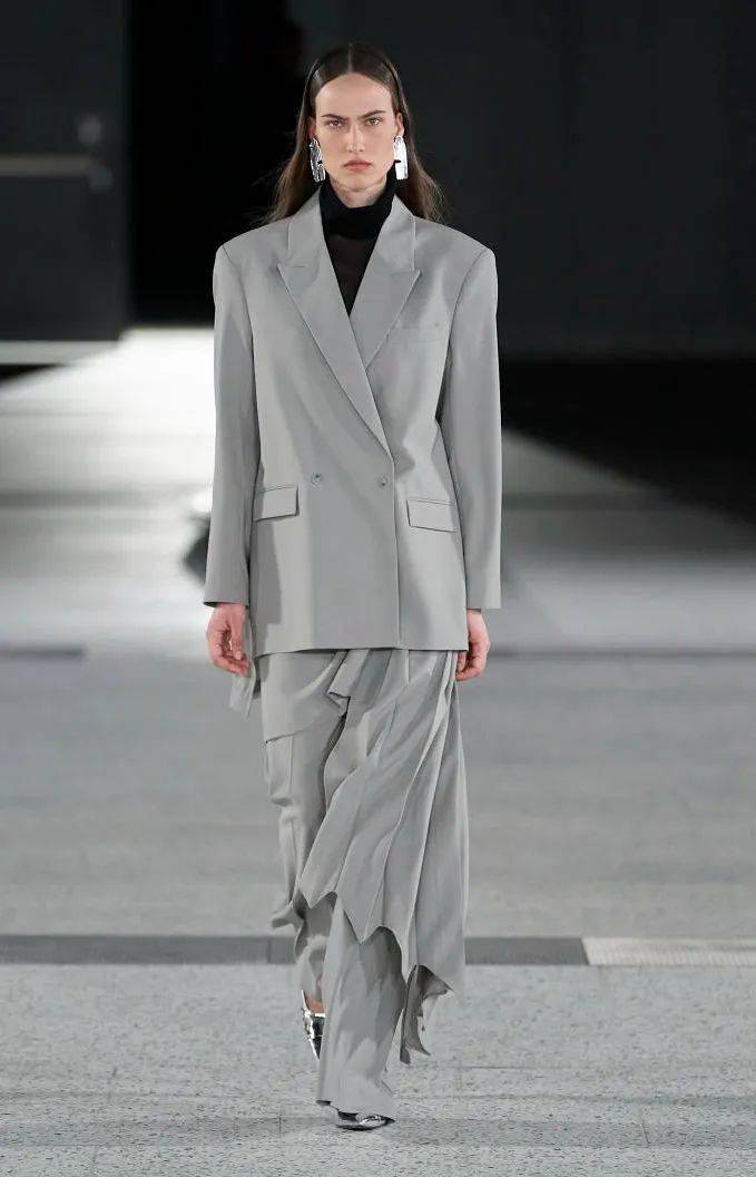 2022秋冬女装流行色t台分析最喜欢第3个