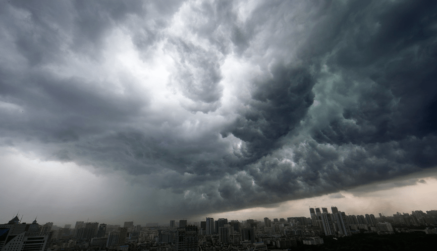 而飑线是指风向和风力发生剧烈变动的天气变化带,沿着飑线可出现雷暴