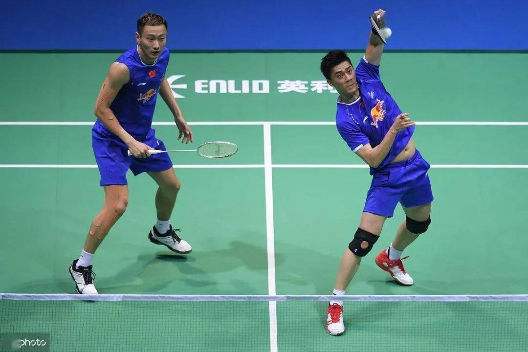 学习双打战术前要先了解两人站位形式上的配合常用5战术分解