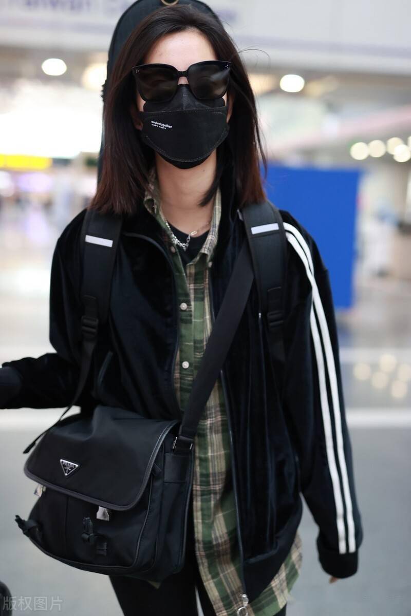 庄达菲黑色运动服搭铅笔裤现身机场背吉他酷飒十足