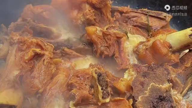 河南终于下雪苗子在家做地锅大骨头婆婆现做手擀面