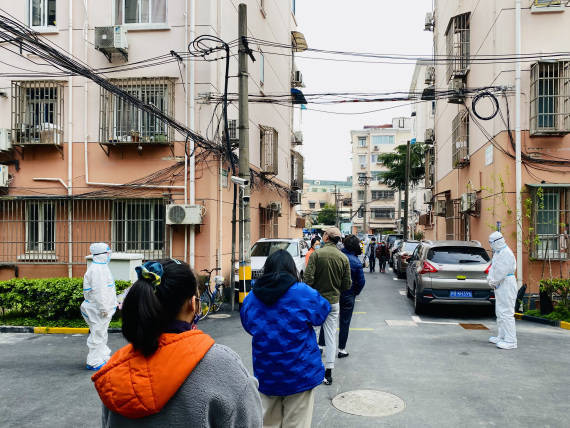 (徐盛珉 摄)4月4日,检测人员在徐汇区漕河泾街道一小区内为居民进行