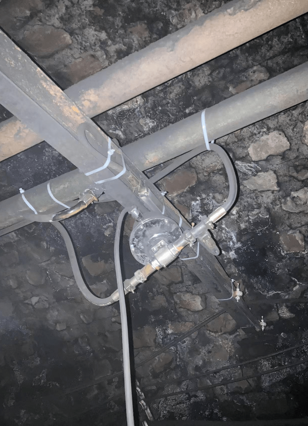 《煤矿安全规程》规定,煤矿主运皮带沿线需每隔50米安装超温报警洒水