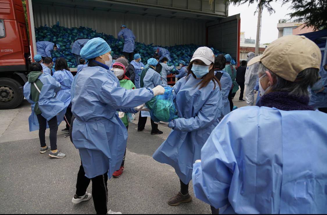 冯金祥,嘉定区金鹤幼儿园的一名厨师,同时也是有着30年党龄的老党员.