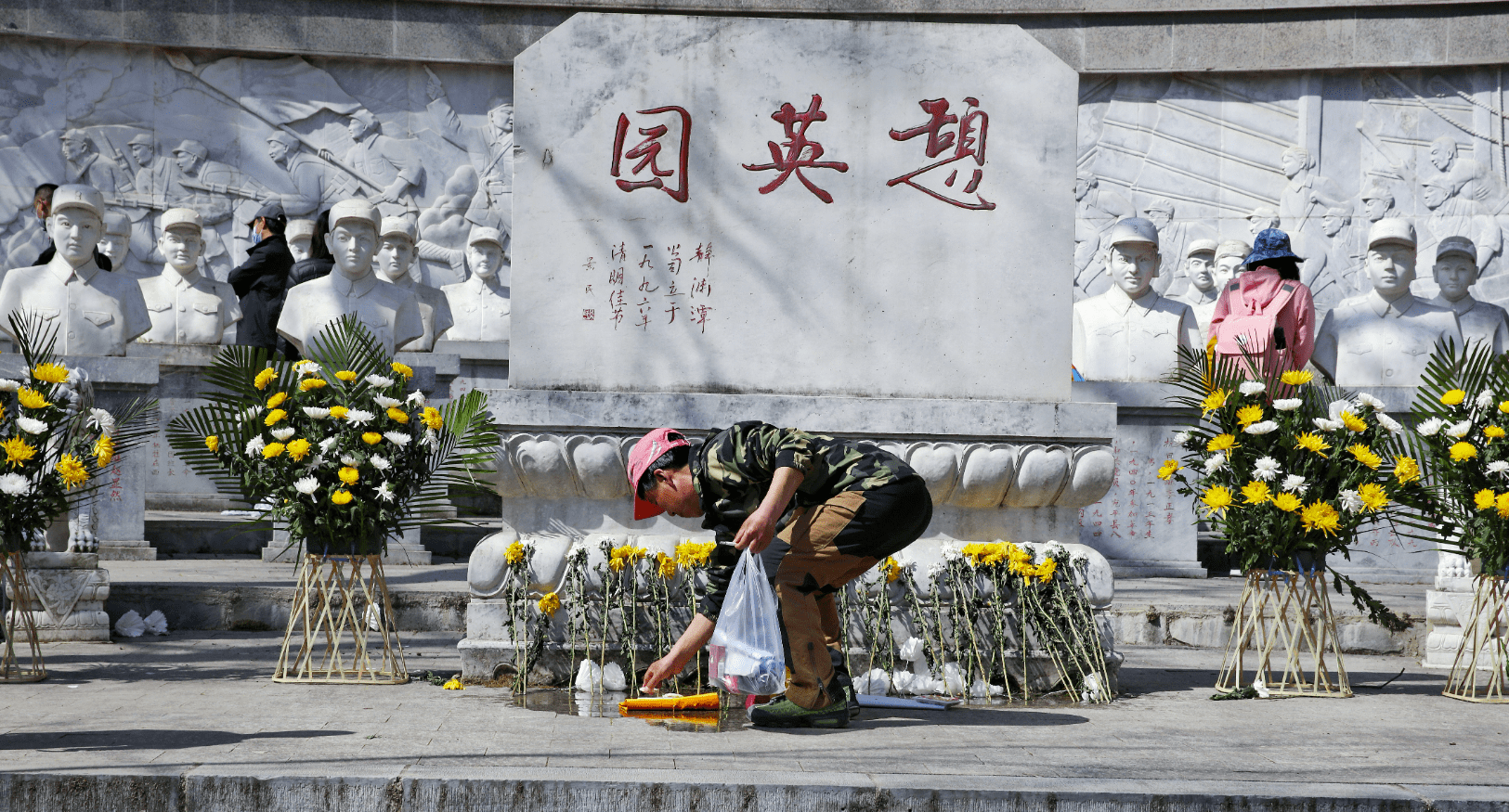 志愿者上山祭英烈沿途捡拾垃圾