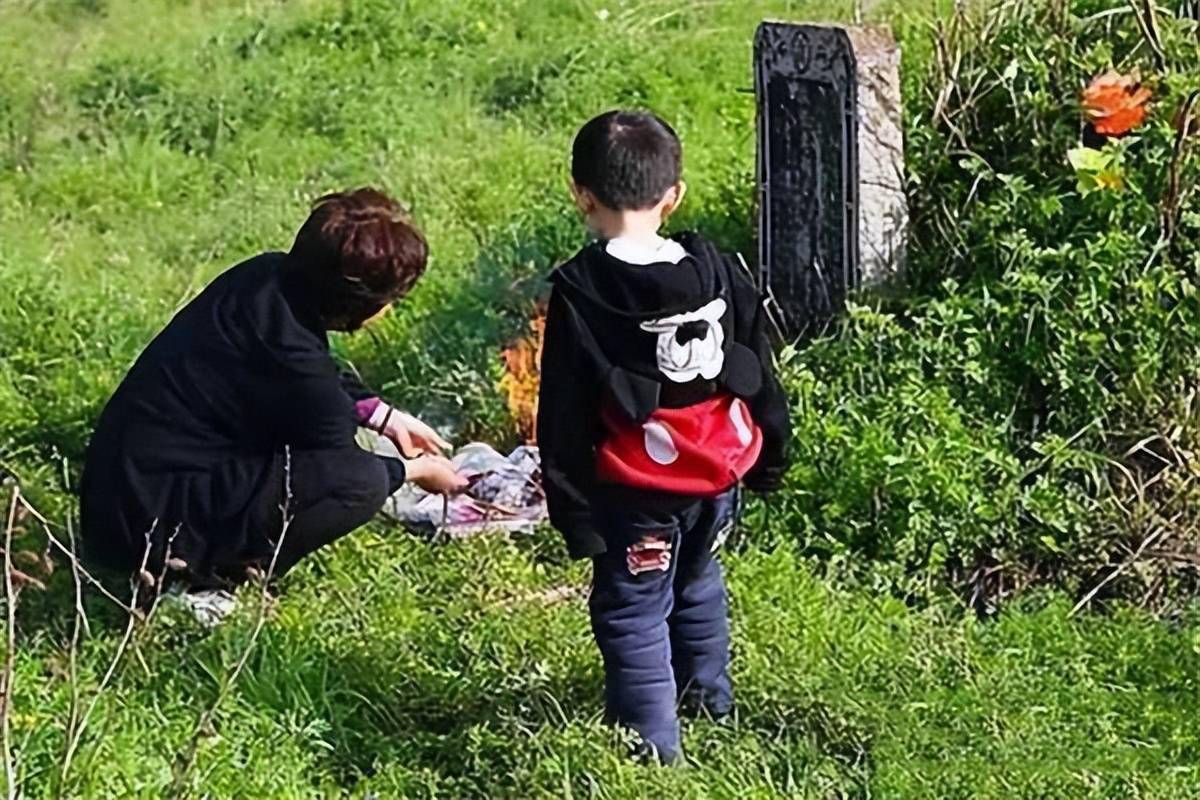 宝宝多大可以去扫墓做到这几点清明节带宝宝扫墓不发愁