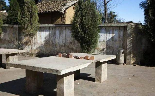 记忆中的第一块真正意义上的乒乓球台子,也不过是两块水泥板,放在土坯