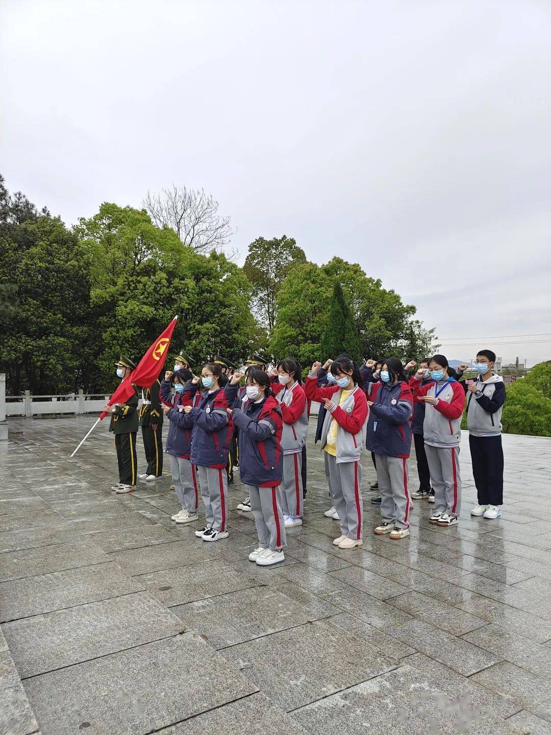 传承红色基因致敬英雄先烈金溪县实验中学师生开展清明祭奠英烈活动