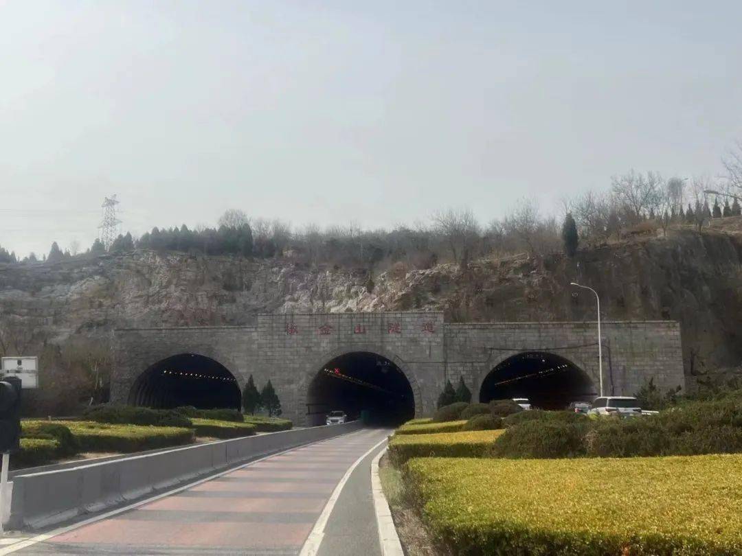 相关部门,出动近百名施工人员,对东快路椒金山隧道口(入市方向)上方未