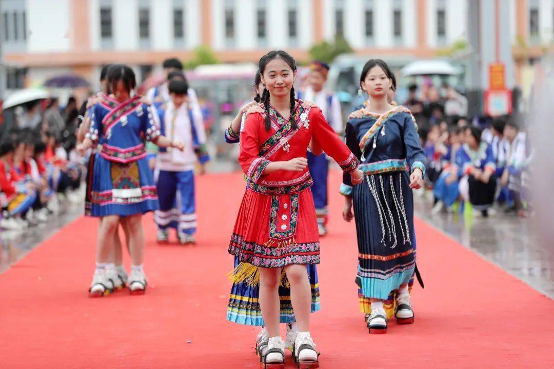 4月1日,在扶绥县民族中学举办的"相约三月三 传承壮乡美"民俗文化节