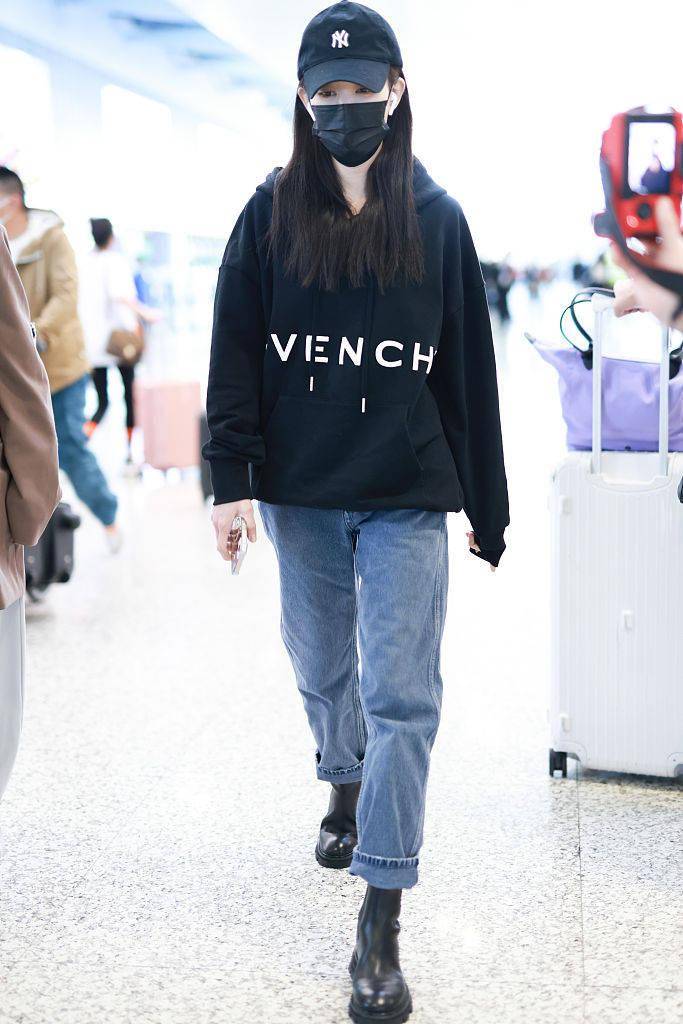 卫衣搭配牛仔裤简约又减龄 谁穿谁时髦_灰色_黑色_时尚