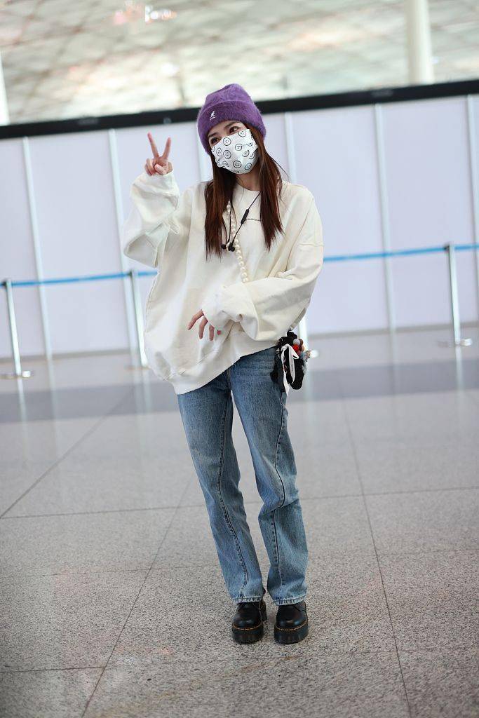 卫衣搭配牛仔裤简约又减龄 谁穿谁时髦_灰色_黑色_时尚