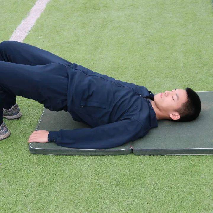 间挺起腰腹,练就军人挺拔的腰杆手臂屈伸,热血让肌肉充满力量仰卧起坐