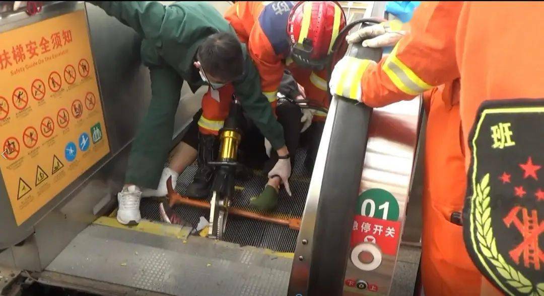 男子脚卡扶梯烟台消防紧急救援