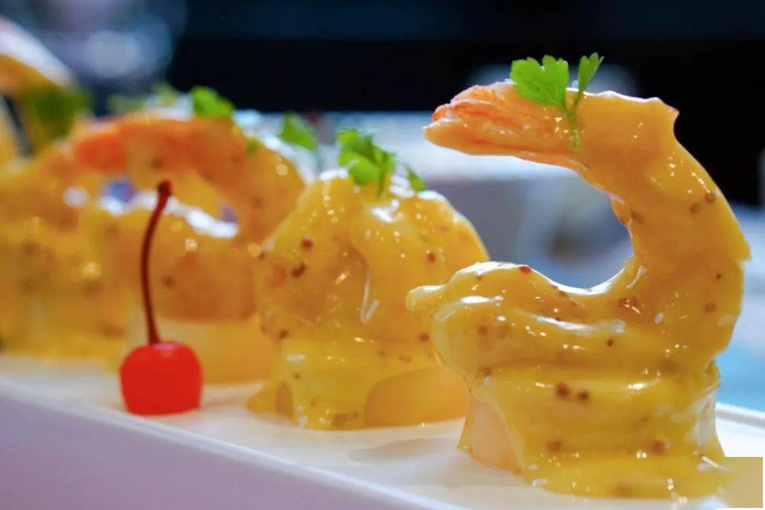 大连地产优质海虾搭配海胆酱简直不要太美妙虾球的爽滑弹牙,海胆酱的