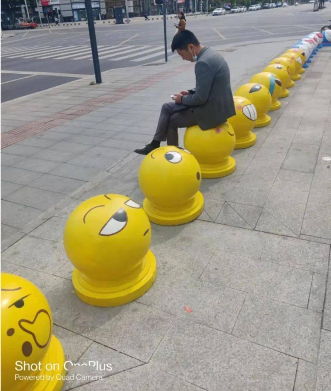 普通的石墩子彩绘一下顿时变得可爱起来看开头绝对想不到是什么东西